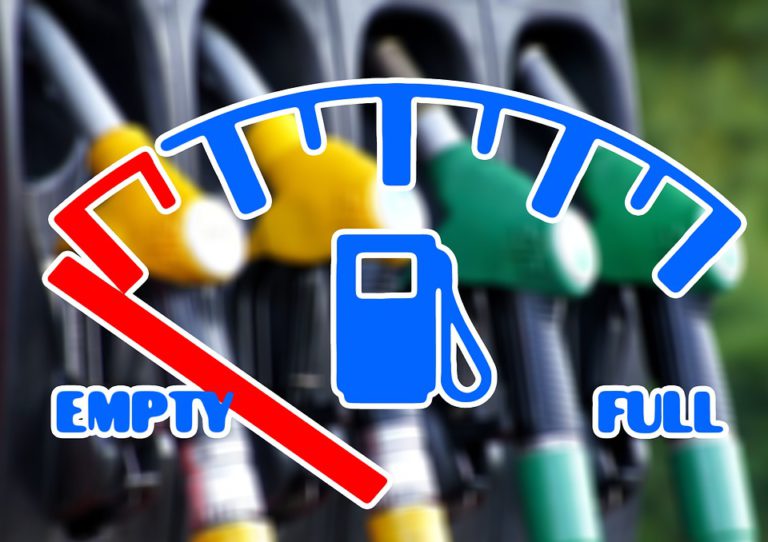 Розничные цены на бензин в России падают — снижение стоимости топлива в регионах