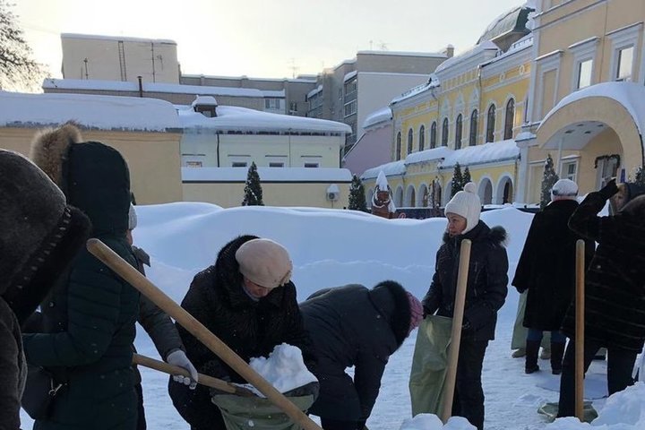 Дело об уборке снега учителями в Саратове привело к увольнению чиновника