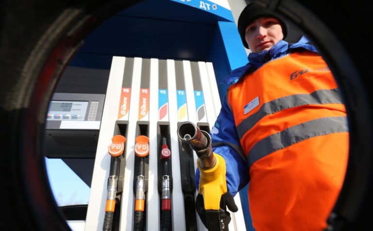 Заморозка цен на бензин до лета одобрена властями