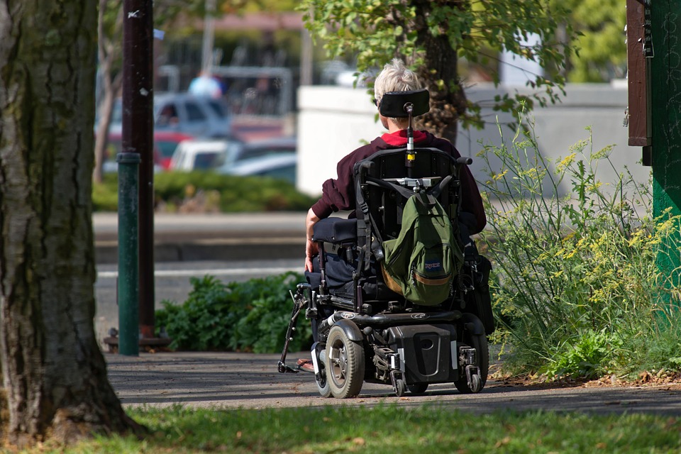 Изображение - Повышение едв ветеранам боевых действий в 2019 году, последние новости motorized-wheelchair-952190_960_720