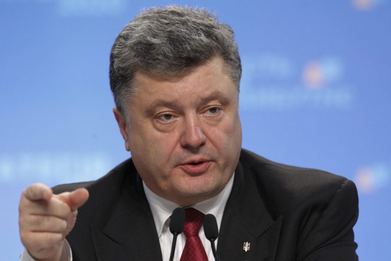 Порошенко призывает украинцев не вставать на колени перед Путиным