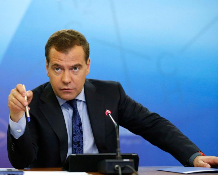 Медведев: Зарплата учителя должна быть выше 70% от средней по региону