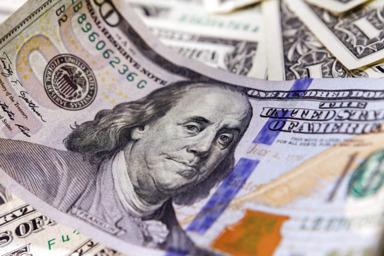 Курс доллара упал ниже 63 рублей, рубль растет к доллару и евро