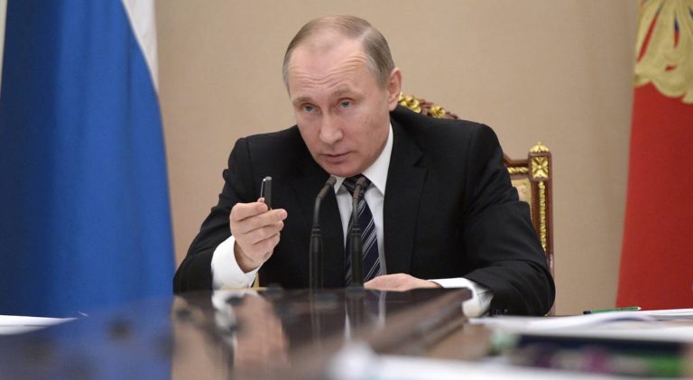 Путин поручил обеспечить малоимущих россиян жильем