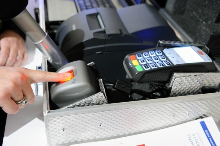 Сбербанк позволит платить за покупки с помощью отпечатка пальца