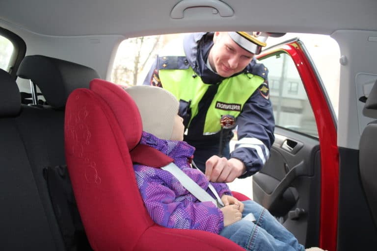 Перевозку детей в машине на высокой скорости могут запретить