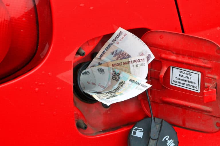 Цены на топливо растут по России, но в пределах инфляции