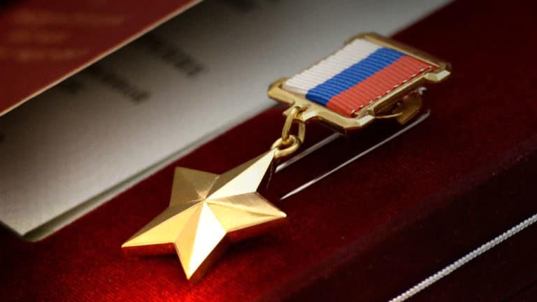 Какие привилегии и льготы дает звание Героя России, Труда, Советского Союза