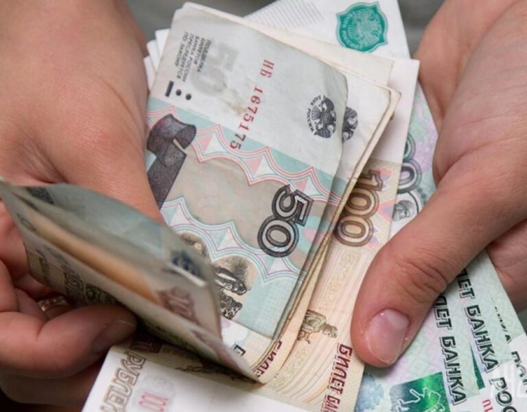 Средняя зарплата в России составляет 35 тысяч рублей — Росстат