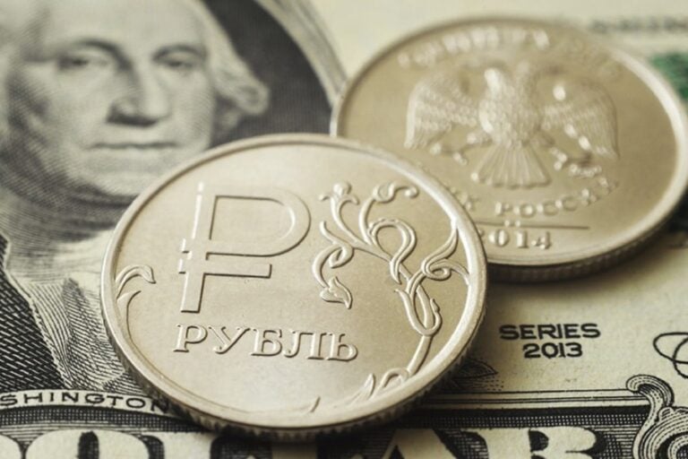 Эксперты предсказывают укрепление рубля, но россияне снимают наличные