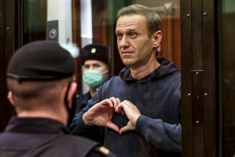 За что Навальному дали 3,5 года в колонии